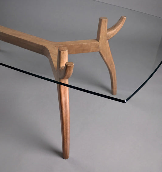 Detalle de la esquina de la Mesa Irati apoyada sobre una base de madera artesanal