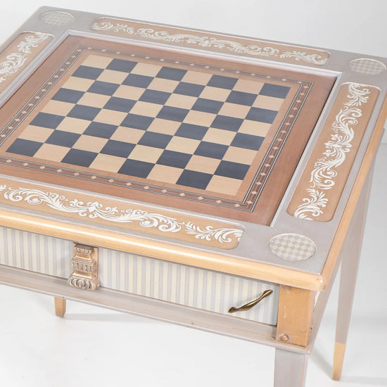 Vista superior de la mesa de juegos Kapello con tablero de ajedrez y cajón frontal.