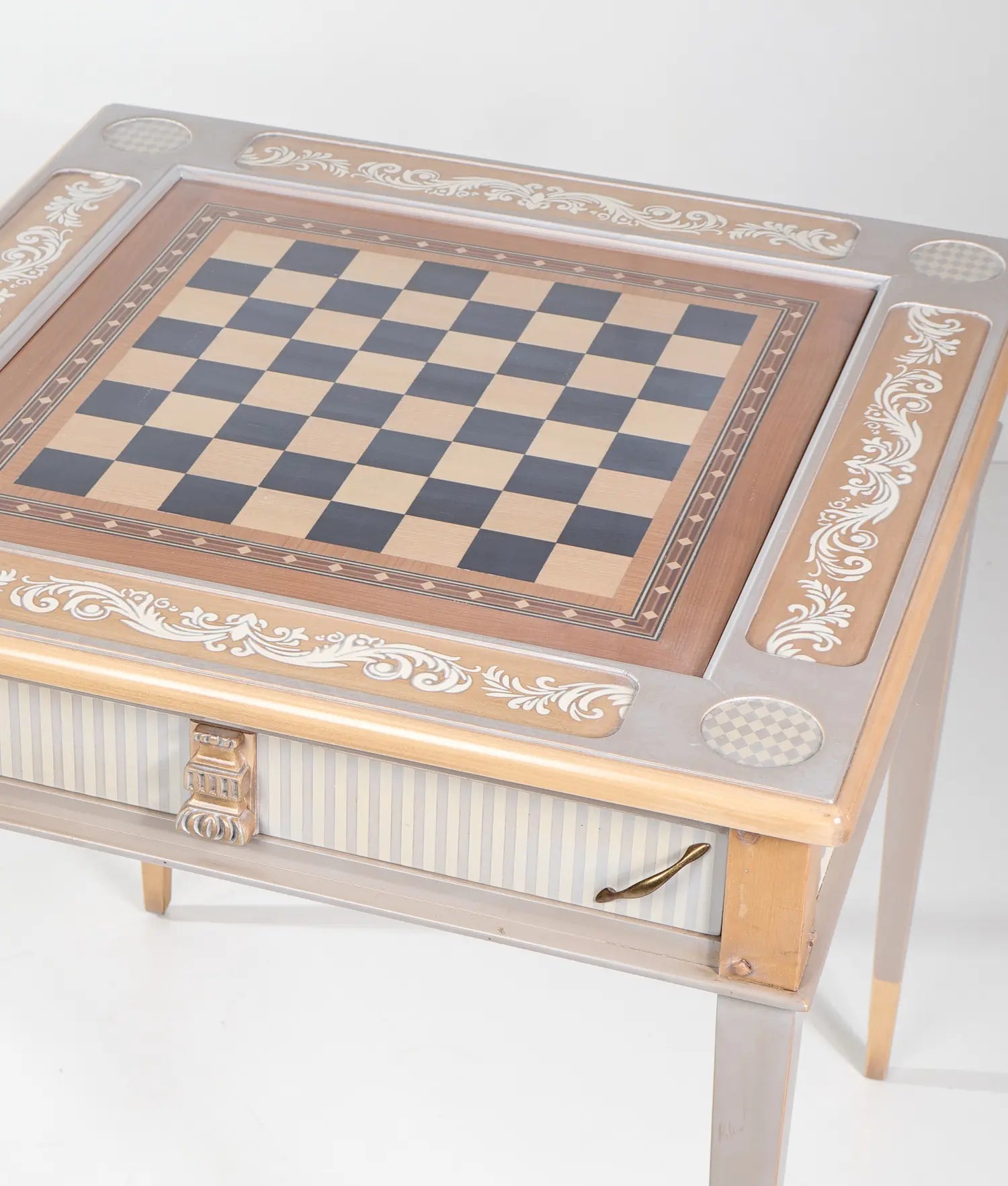 Vista superior de la mesa de juegos Kapello con tablero de ajedrez y cajón frontal.