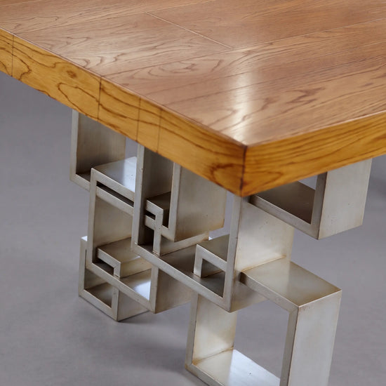 Detalle del sobre de madera de la Mesa Manhattan con base geométrica en acabado claro