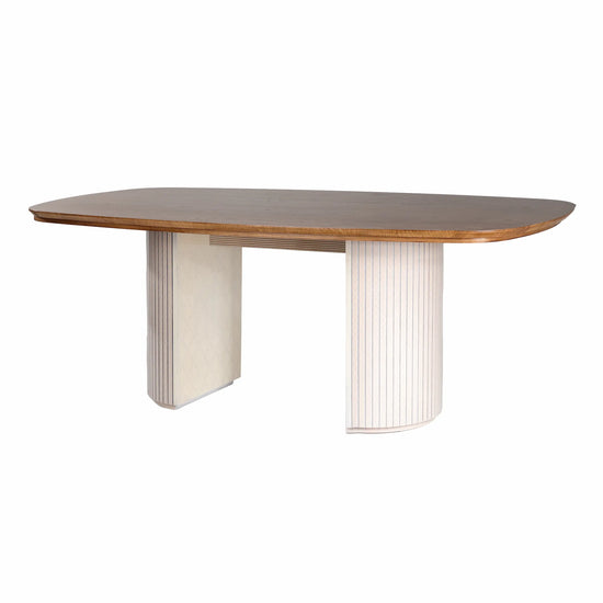 Vista completa de la Mesa Moon, mesa de comedor con sobre cálido y dos pedestales decorativos.
