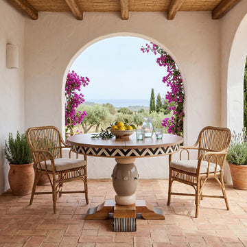 mesa de madera de calidad en patio mediterraneo