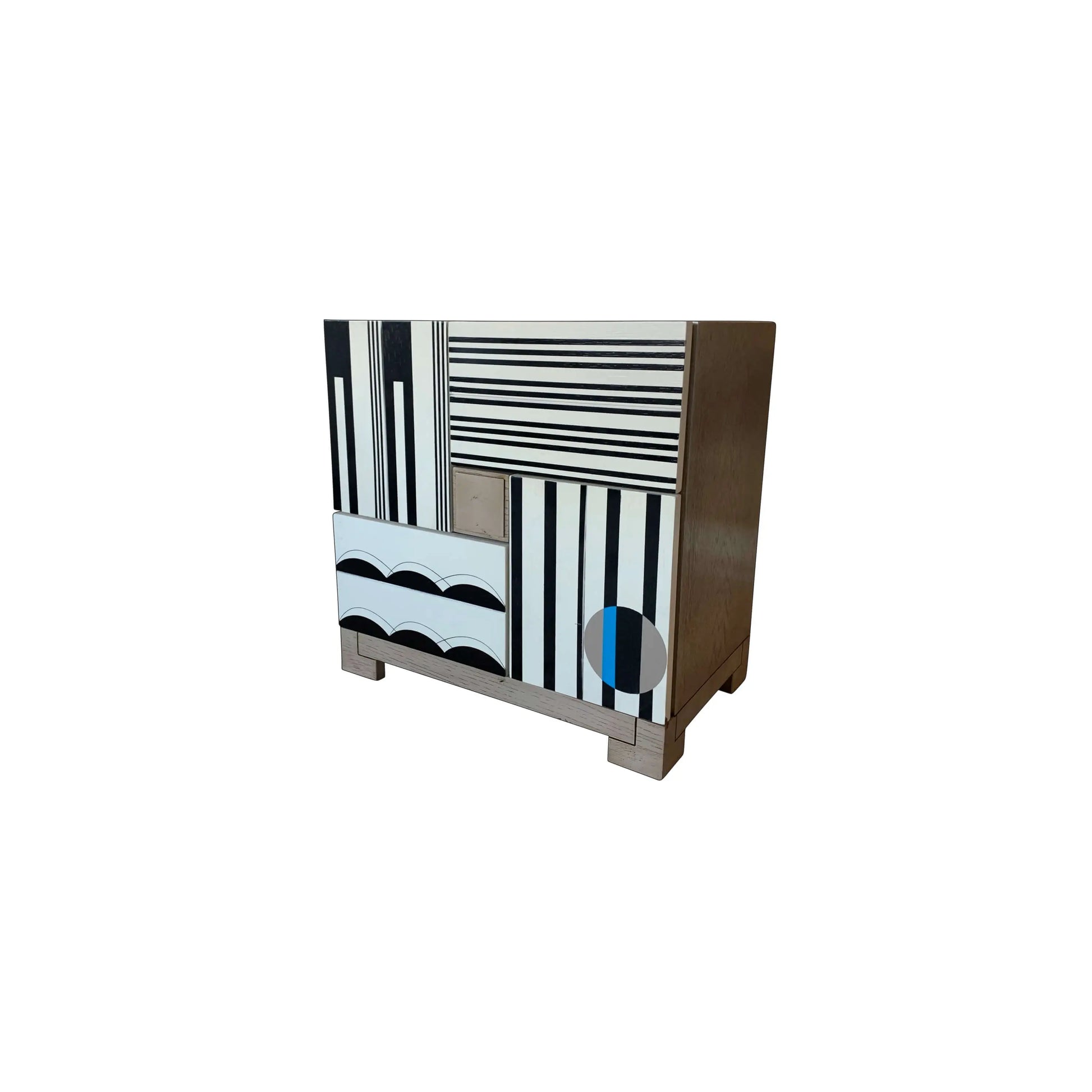 Mesilla África de madera con diseño geométrico en blanco y negro y detalles artesanales