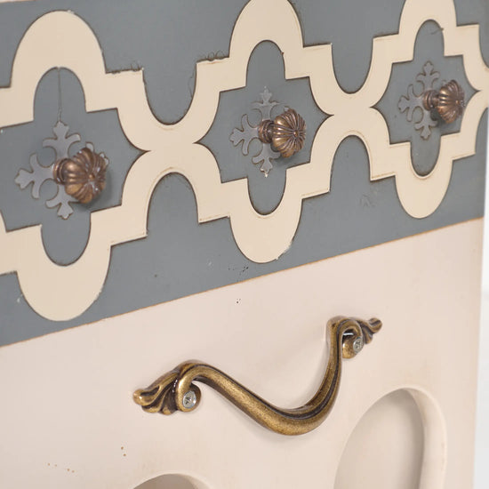Detalle de los tiradores ornamentales y la decoración lateral de la Mesilla Búho.