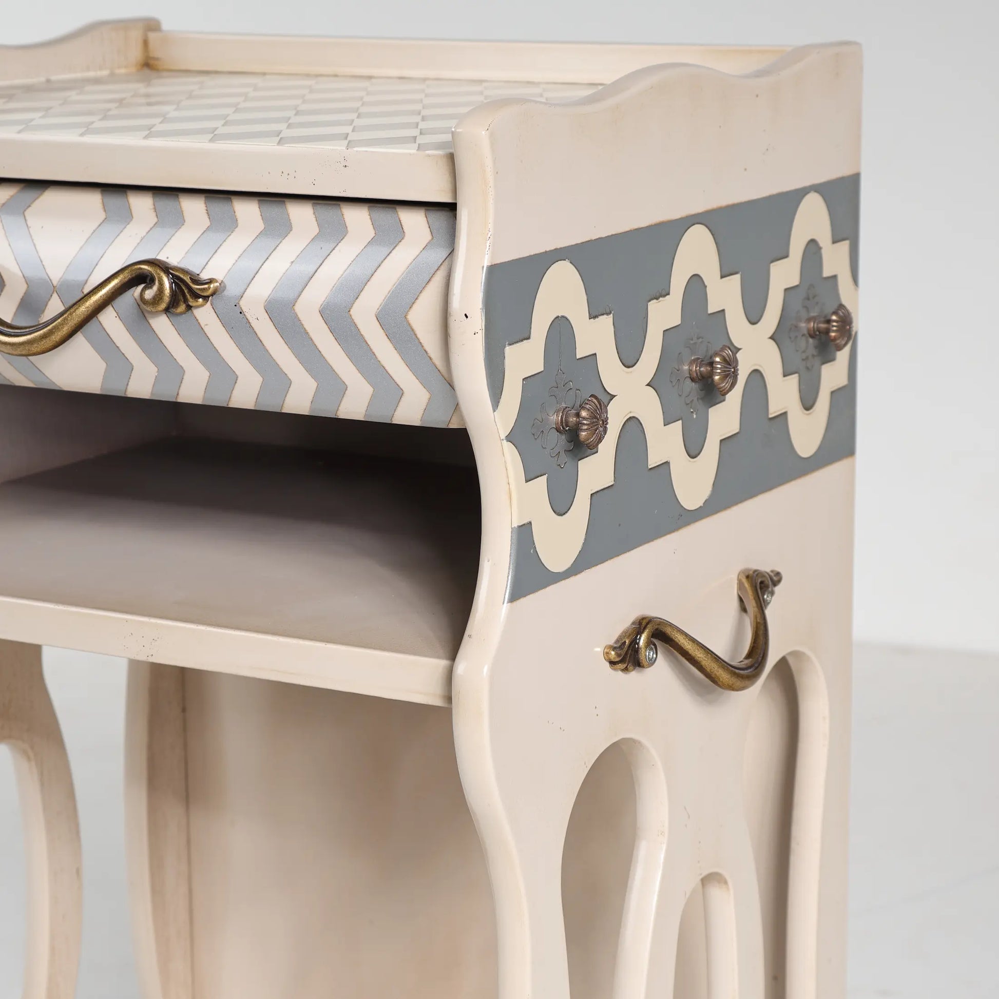Detalle lateral de la Mesilla Búho en rosa fumé con motivos geométricos y herrajes ornamentales.