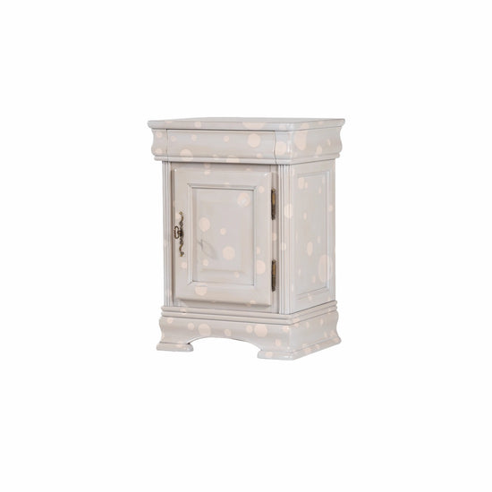 Mesilla de noche Giuletta cerrada con puerta, molduras y diseño artesanal decorativo.