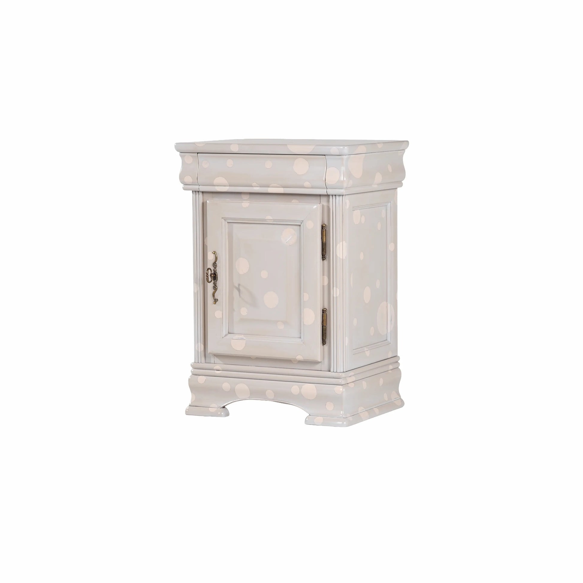Mesilla de noche Giuletta cerrada con puerta, molduras y diseño artesanal decorativo.