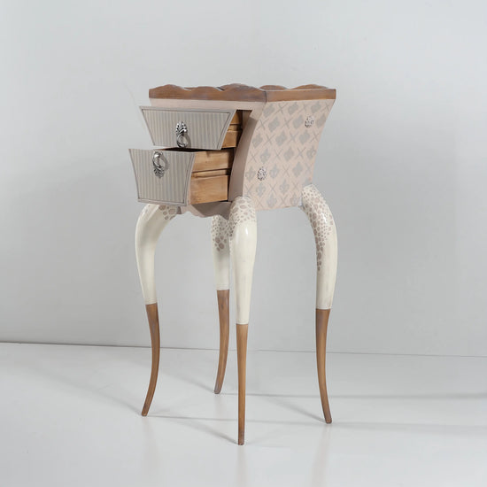 Mesita Araña con cajones abiertos y estructura de madera decorativa