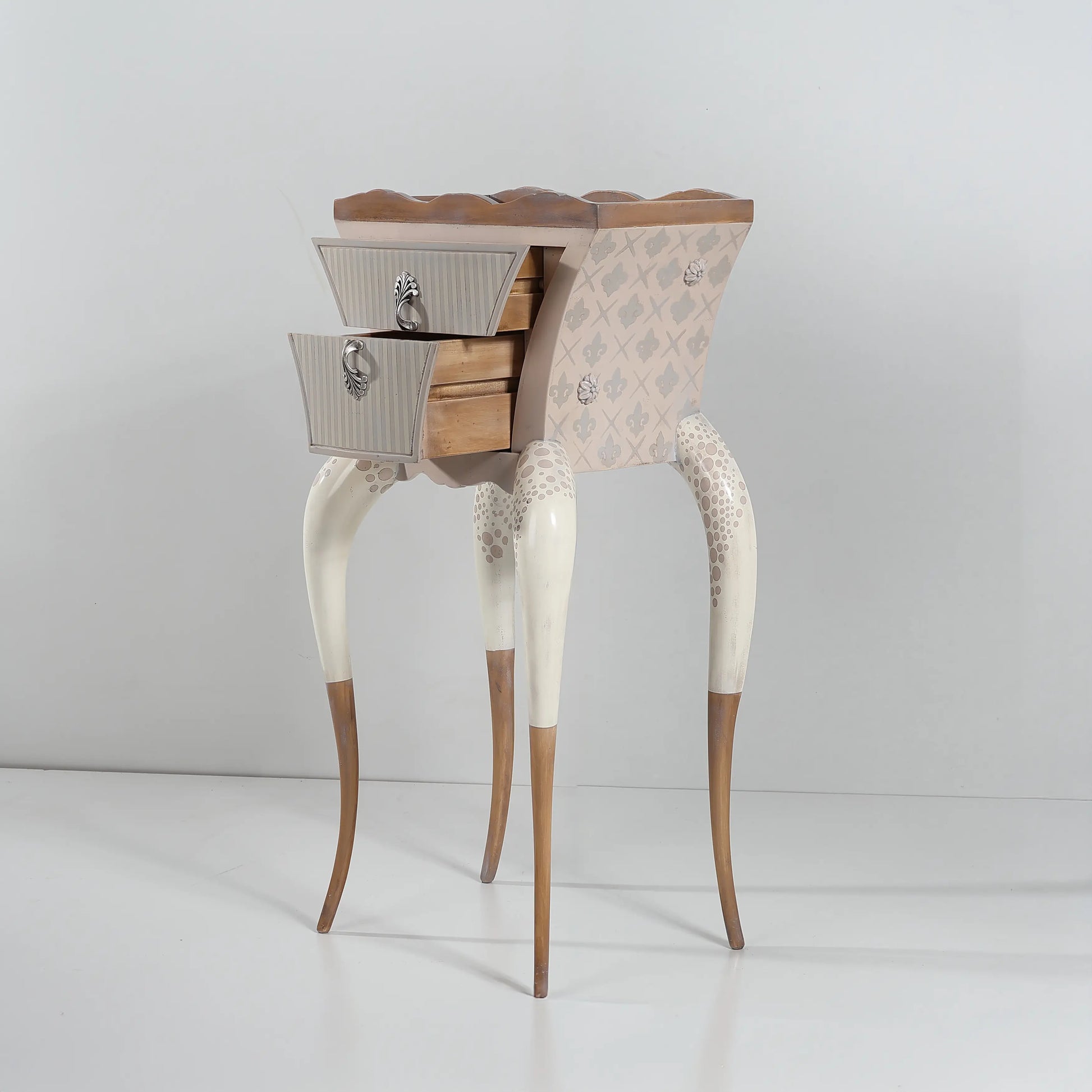 Mesita Araña con cajones abiertos y estructura de madera decorativa