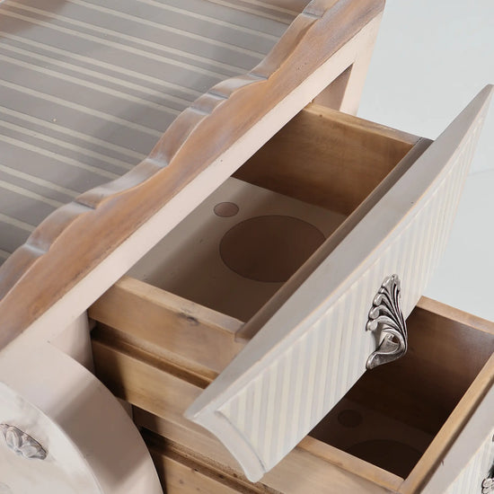 Detalle interior de cajón en mesita Araña con acabado en madera