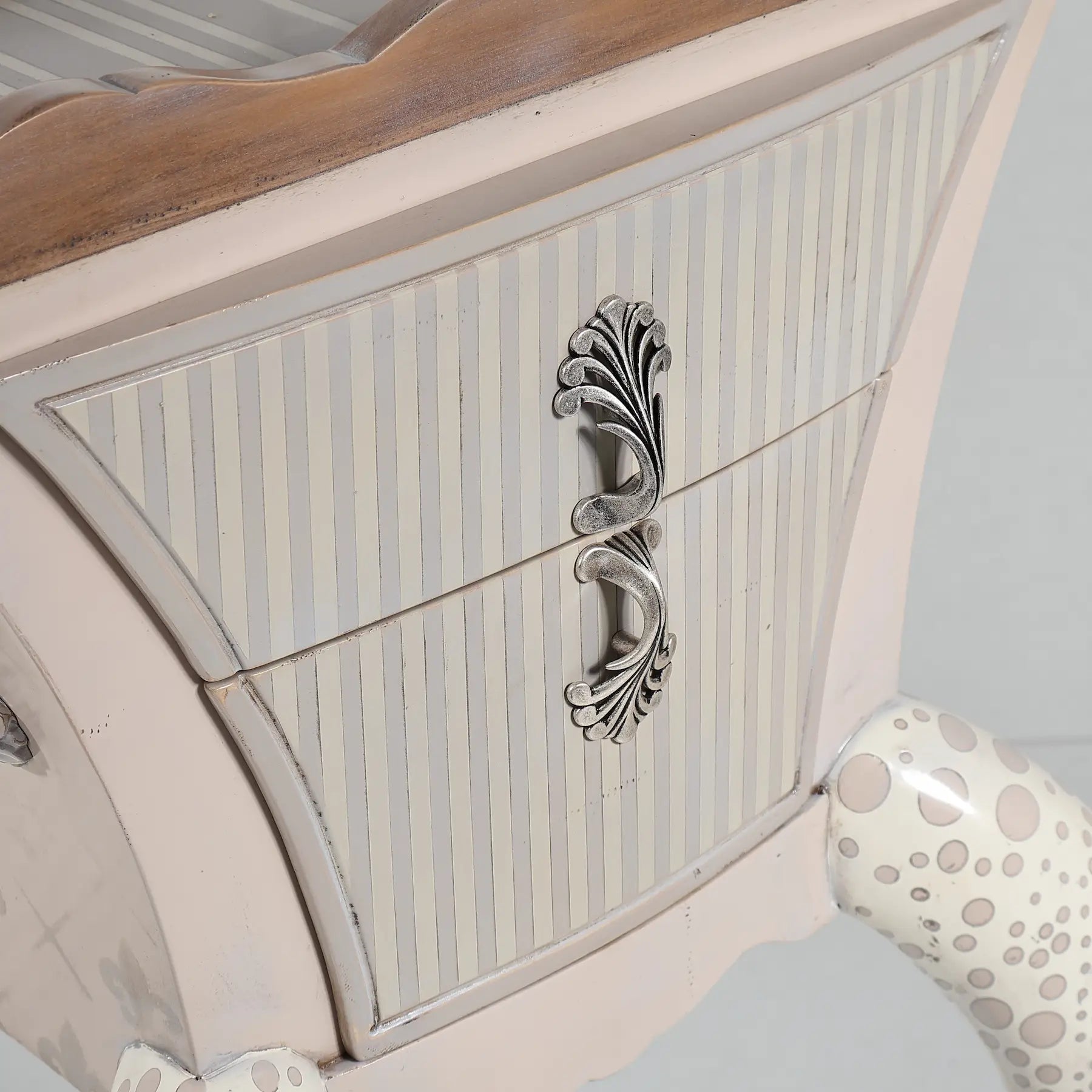 Detalle de tiradores decorativos en mesita Araña con acabado artesanal