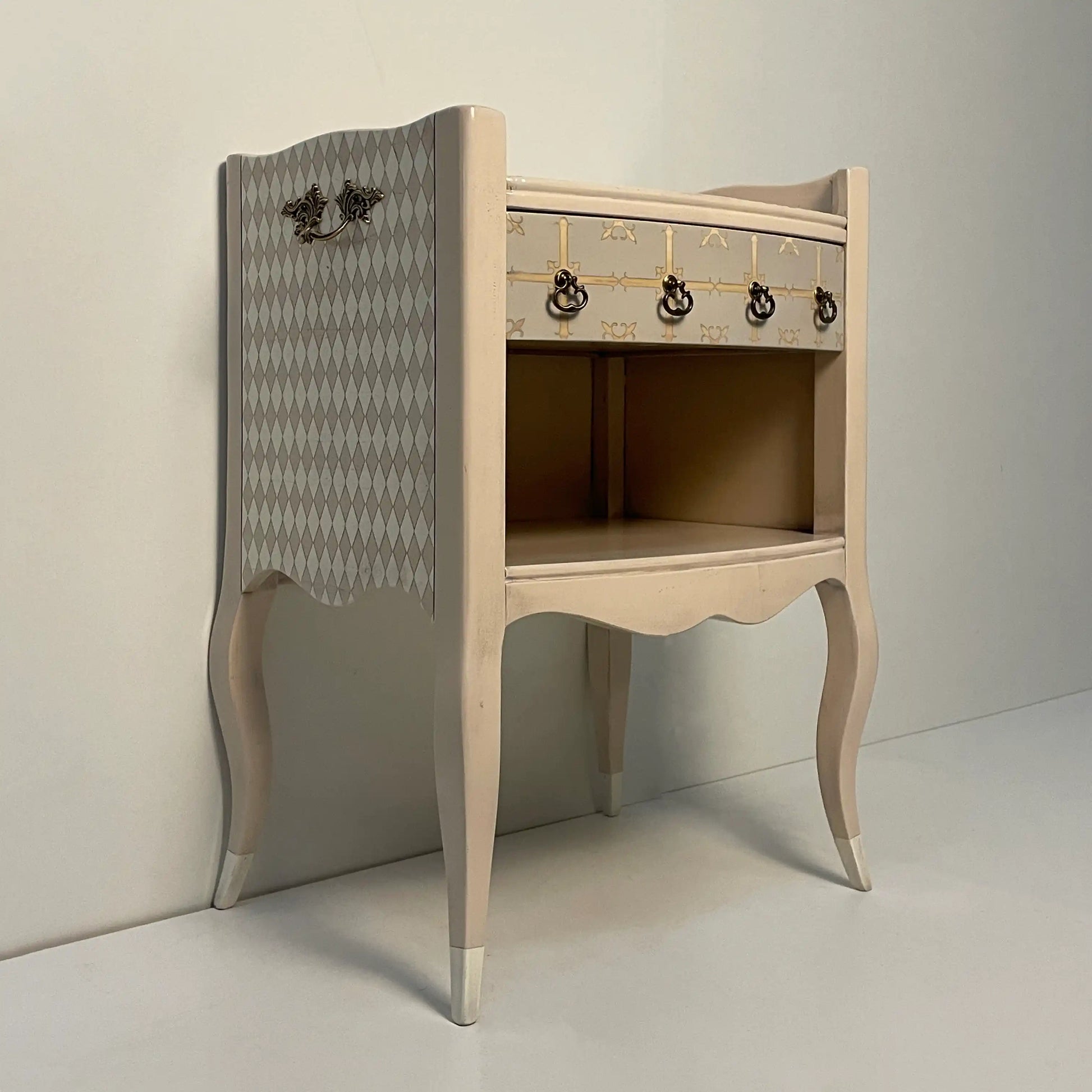 Mesita Arlequín mueble artesanal con cajón y estante inferior