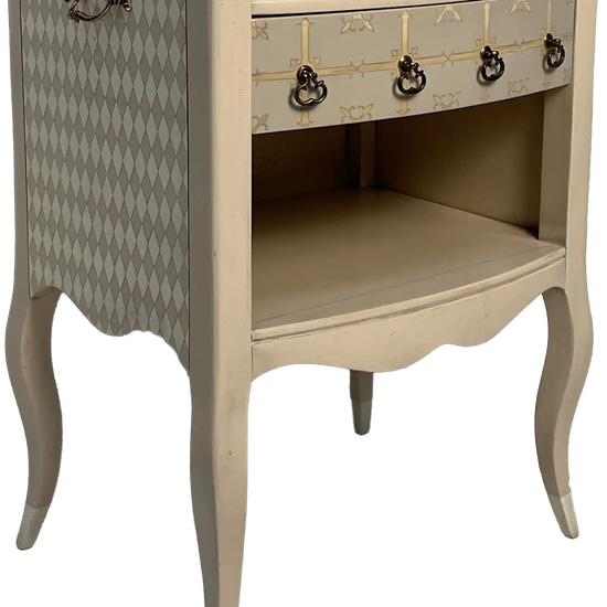 Mesita Arlequín mueble artesanal de madera sobre fondo blanco