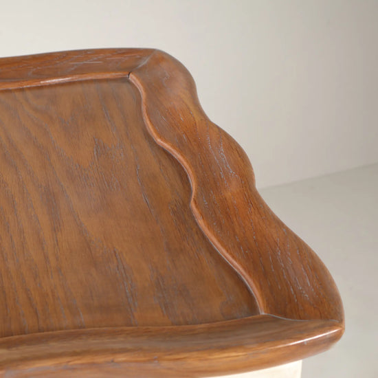 Detalle del contorno ondulado y la veta de madera de la tapa de la Mesita Cano