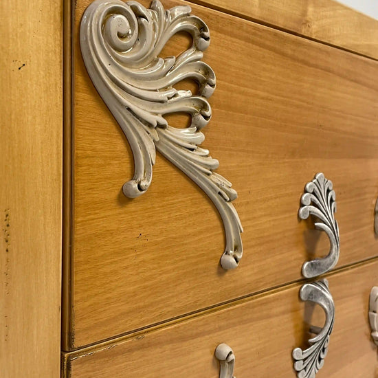Detalle del tallado decorativo en los cajones de la mesita Chianti