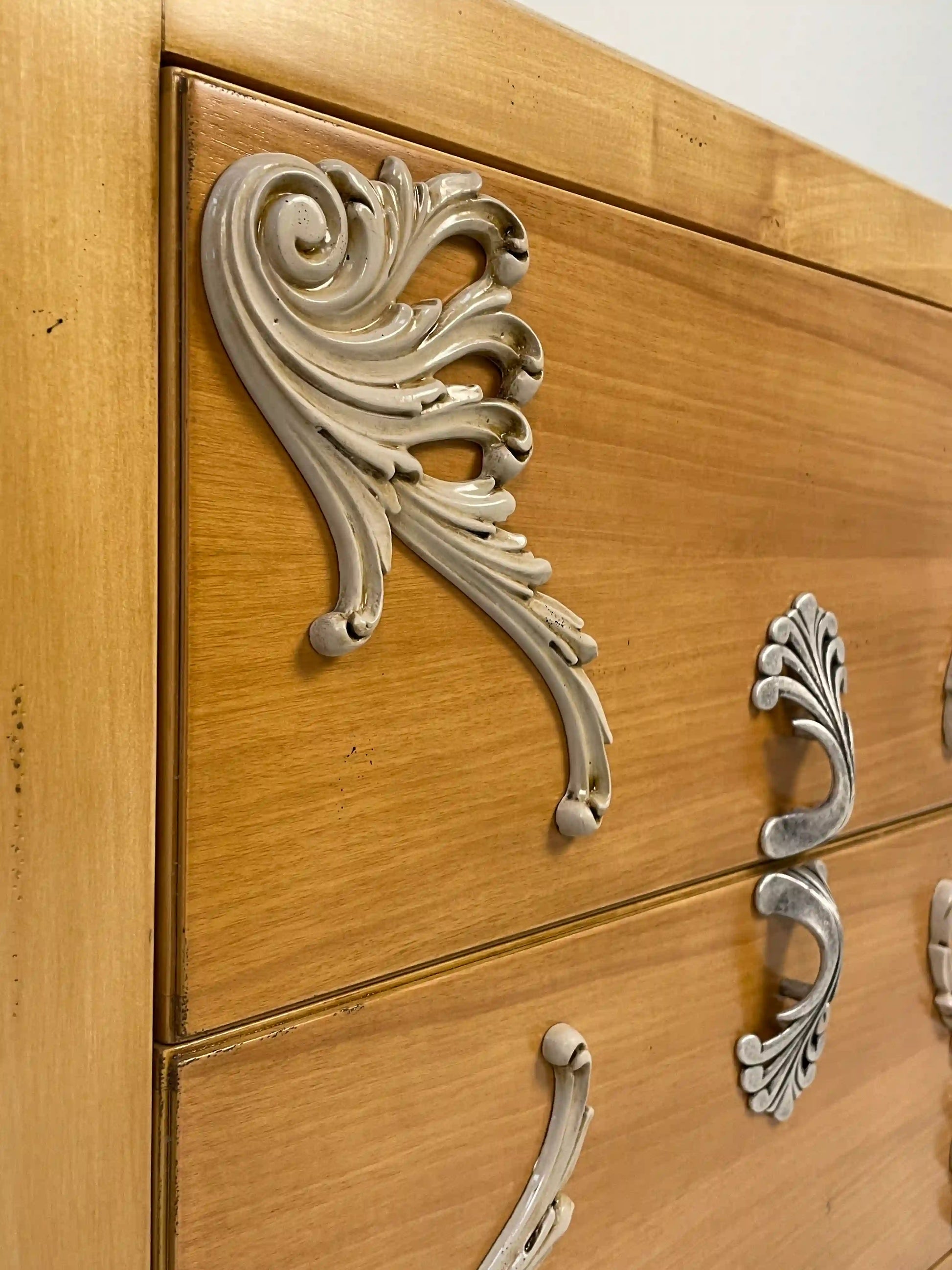 Detalle del tallado decorativo en los cajones de la mesita Chianti
