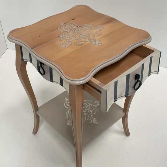 Mesita Coqueta con cajón abierto y tirador de anilla decorativo