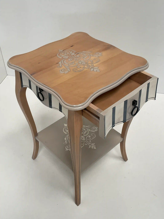 Mesita Coqueta con cajón abierto y tirador de anilla decorativo