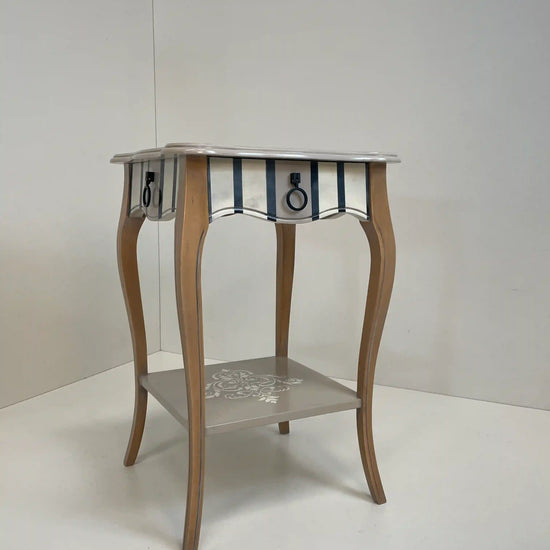 Mesita Coqueta mueble de madera con patas curvas y diseño artesanal