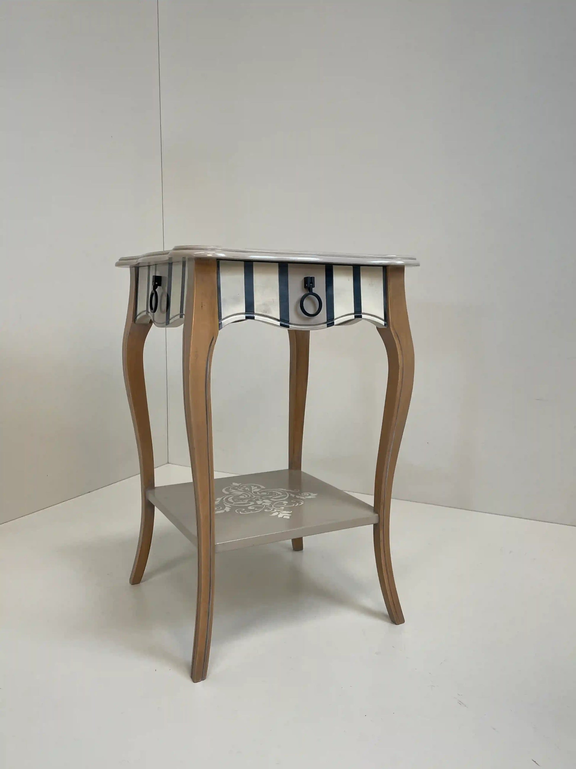 Mesita Coqueta mueble de madera con patas curvas y diseño artesanal