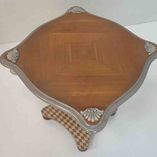 Vista superior de la mesita Imperio con tapa de madera y molduras