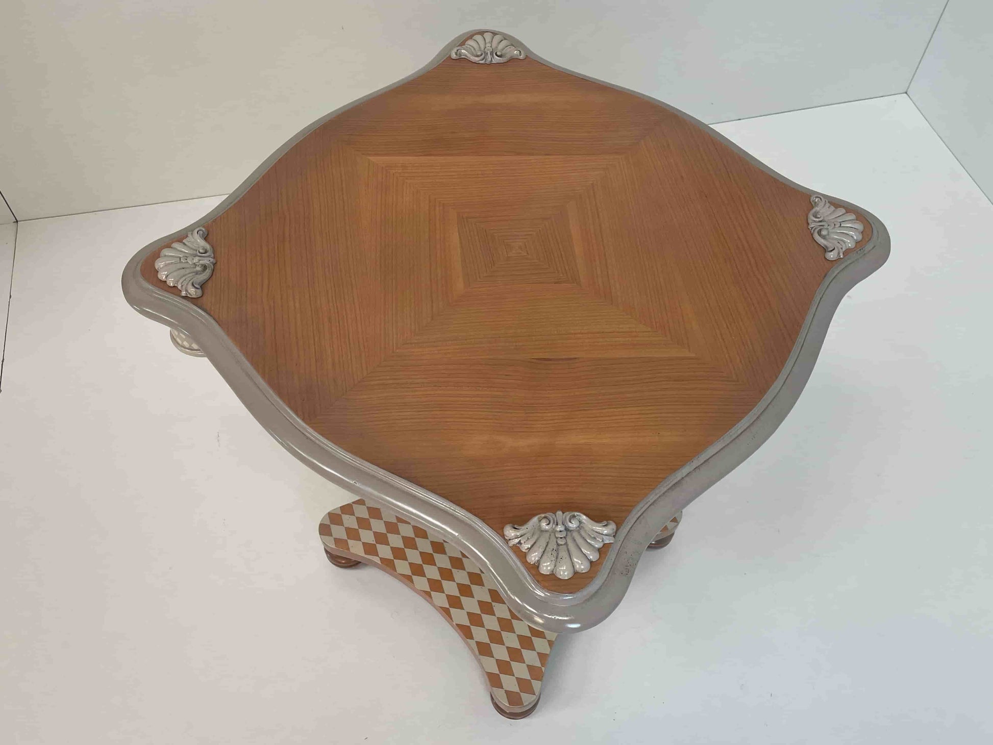 Vista superior de la mesita Imperio con tapa de madera y molduras