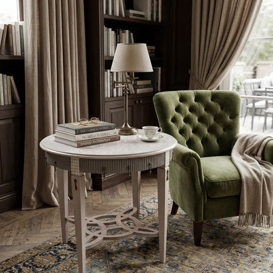 Mesita Milos en salón elegante junto a sillón tapizado y lámpara