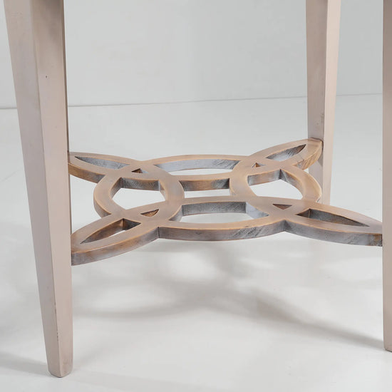 Detalle de la base inferior geométrica en mesita Milos en madera