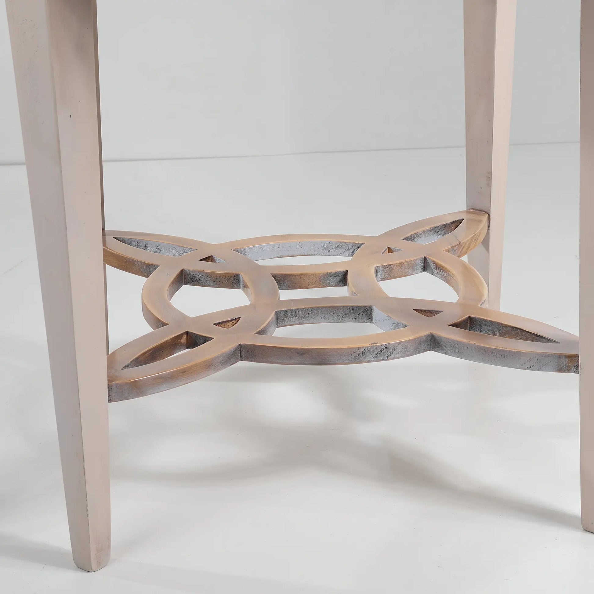 Detalle de la base inferior geométrica en mesita Milos en madera