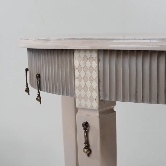 Detalle lateral de la mesita Milos con textura acanalada y tiradores metálicos