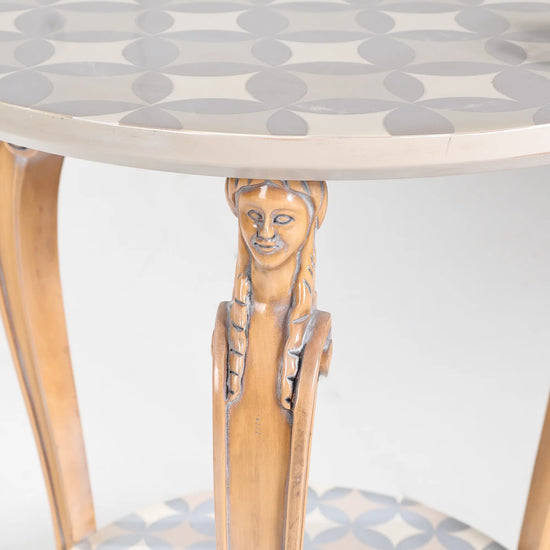 Detalle de la figura escultórica que decora una de las patas de la mesita Olise.