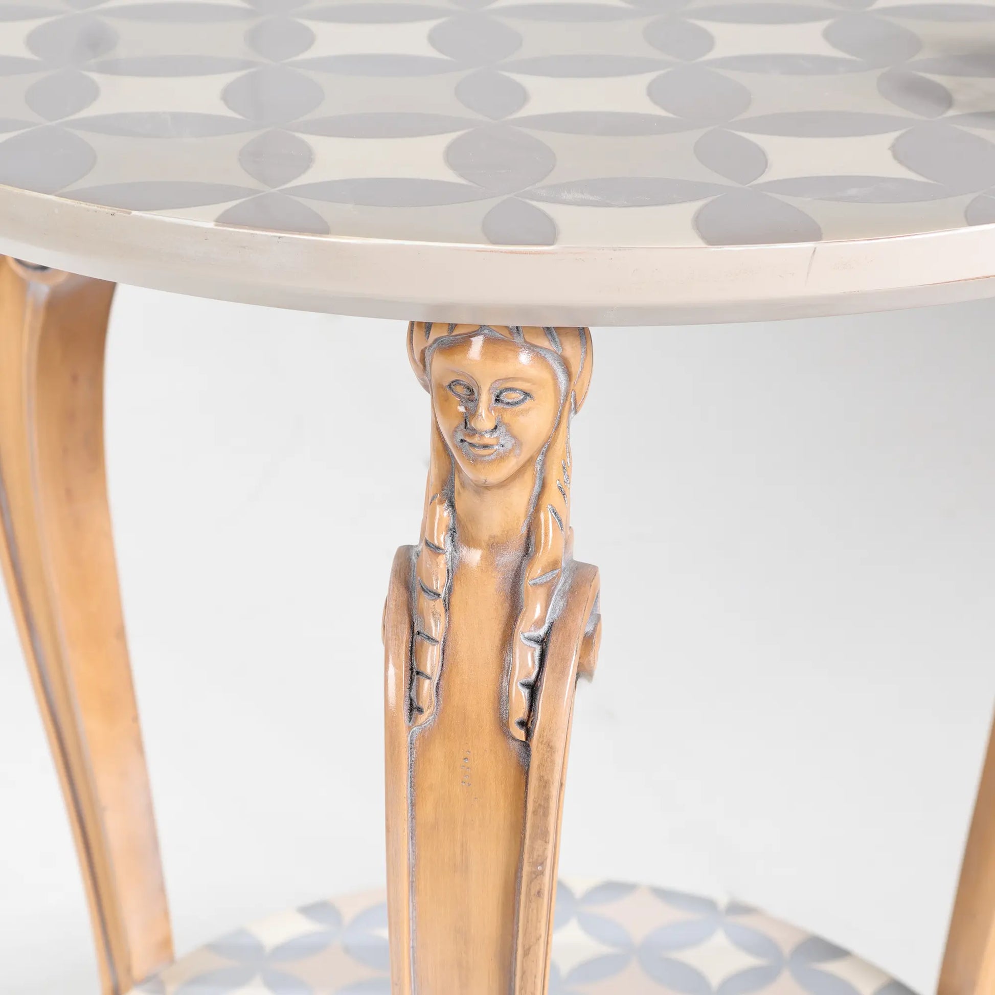 Detalle de la figura escultórica que decora una de las patas de la mesita Olise.