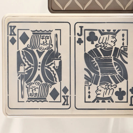 Detalle de tablero con motivos de naipes en las Mesitas Tris de Lola Glamour.
