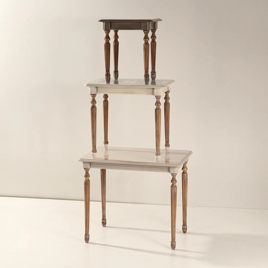 Conjunto de tres mesitas nido Tris con estructura escalonada y diseño artesanal.

