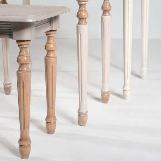 Detalle de las patas torneadas de las Mesitas Tris con combinación de acabados claros y cálidos.