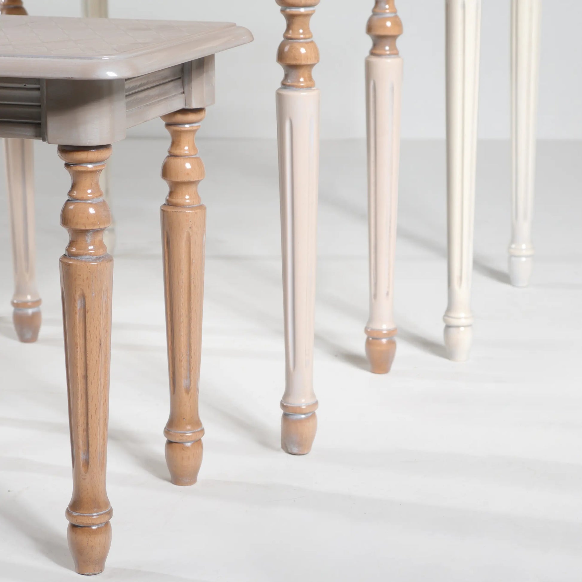 Detalle de las patas torneadas de las Mesitas Tris con combinación de acabados claros y cálidos.