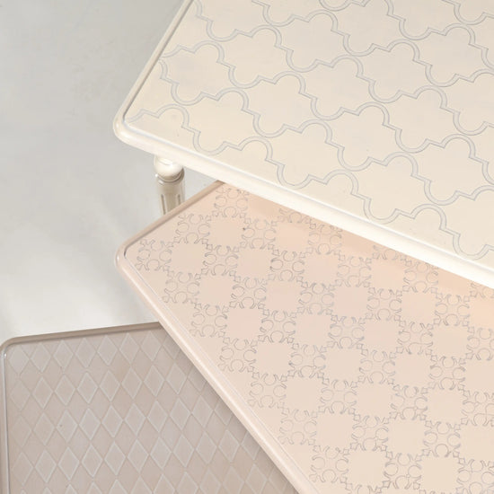 Detalle de los tres sobres decorativos de las Mesitas Tris con motivos gráficos diferentes.