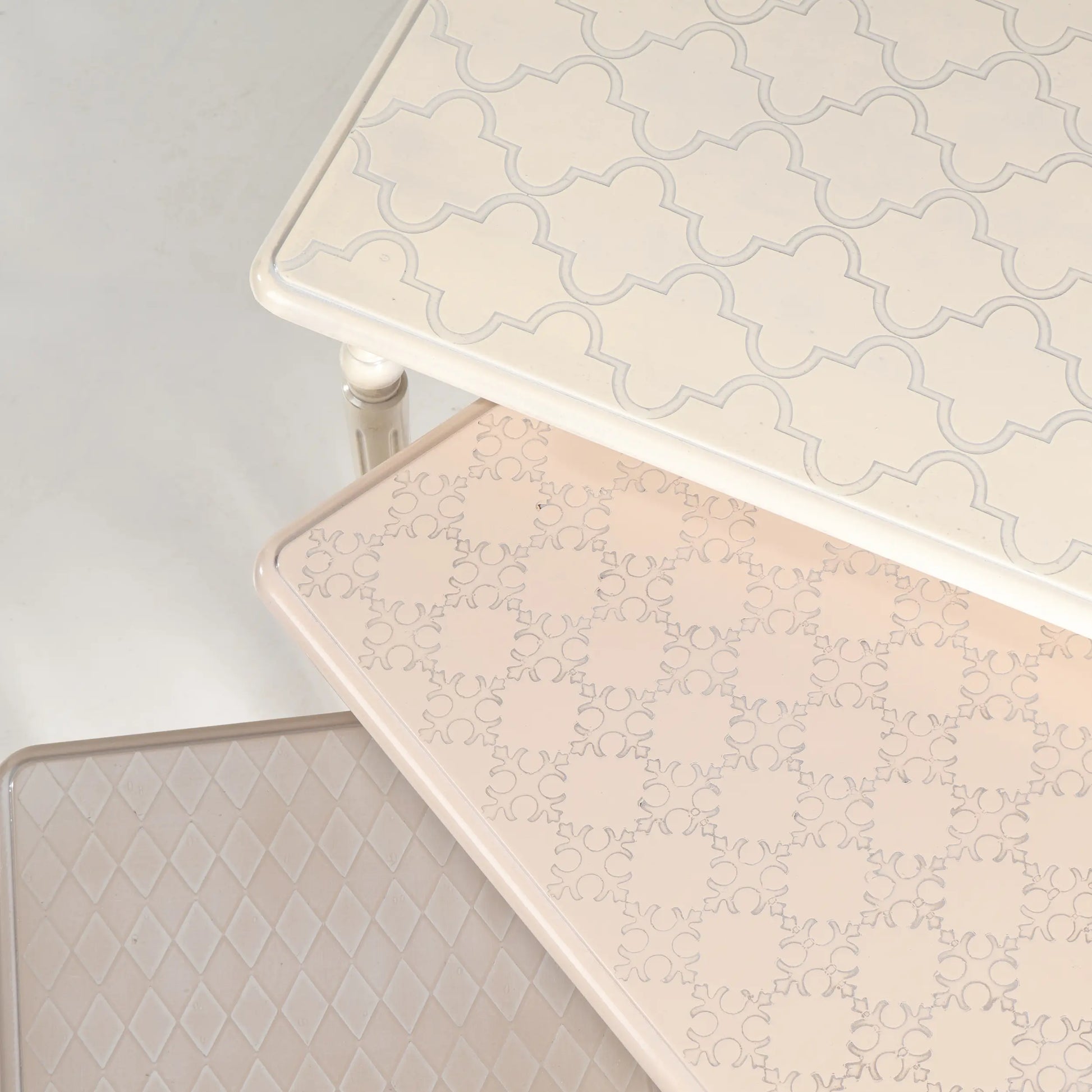 Detalle de los tres sobres decorativos de las Mesitas Tris con motivos gráficos diferentes.