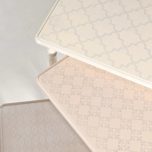Detalle de los tres sobres decorativos de las Mesitas Tris con motivos gráficos diferentes.