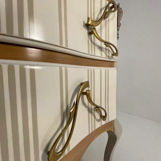 Detalle frontal del mueble baño Antoine con molduras decorativas