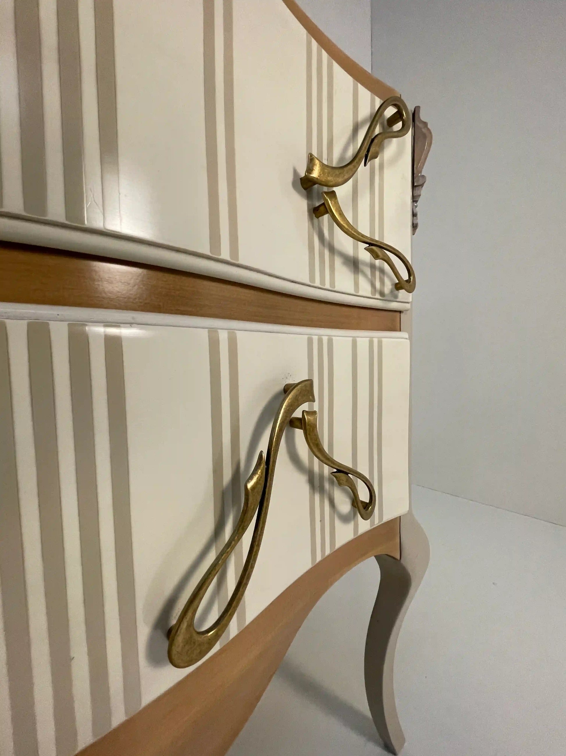Detalle frontal del mueble baño Antoine con molduras decorativas