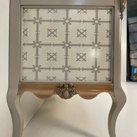 Detalle de patas talladas del mueble baño Antoine