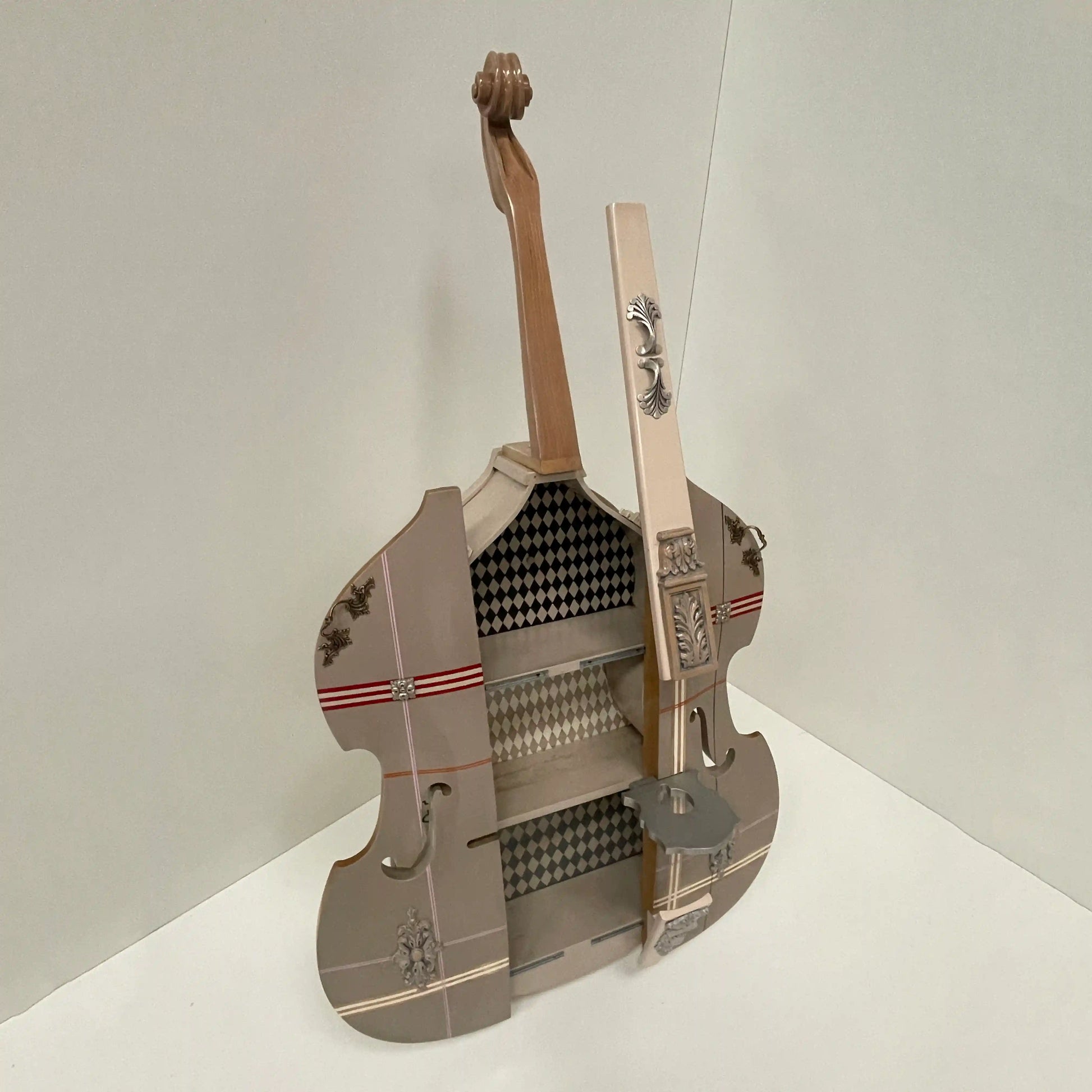 detalle interior mueble contrabajo de madera