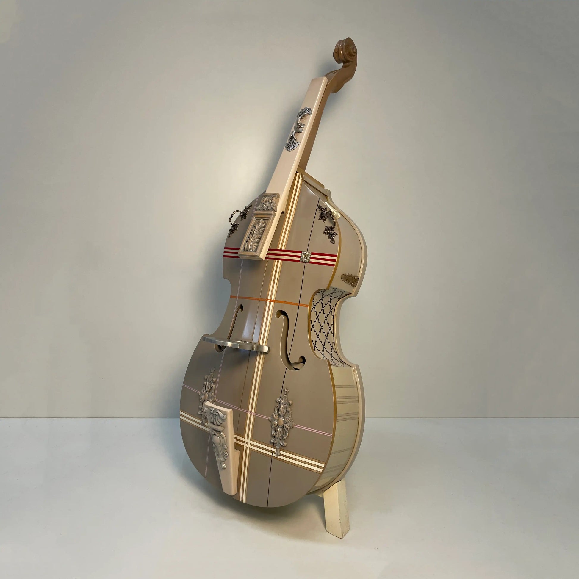 mueble inspirado en un contrabajo con tono artístico de diseño