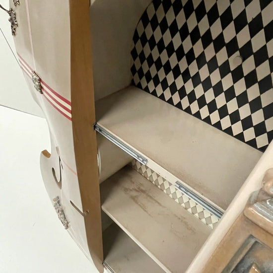 mueble contrabajo inspirado en instrumento musical