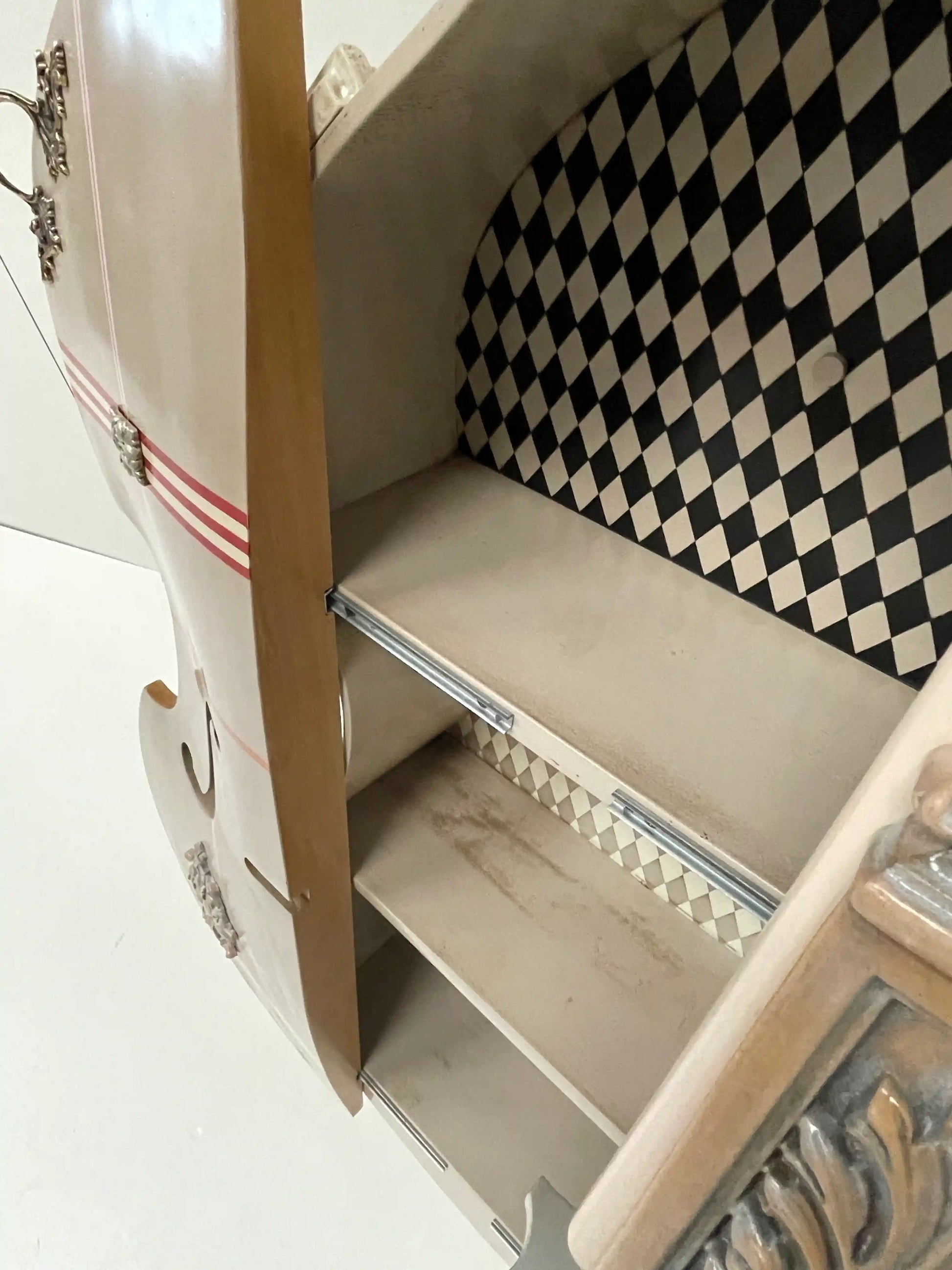 mueble contrabajo inspirado en instrumento musical