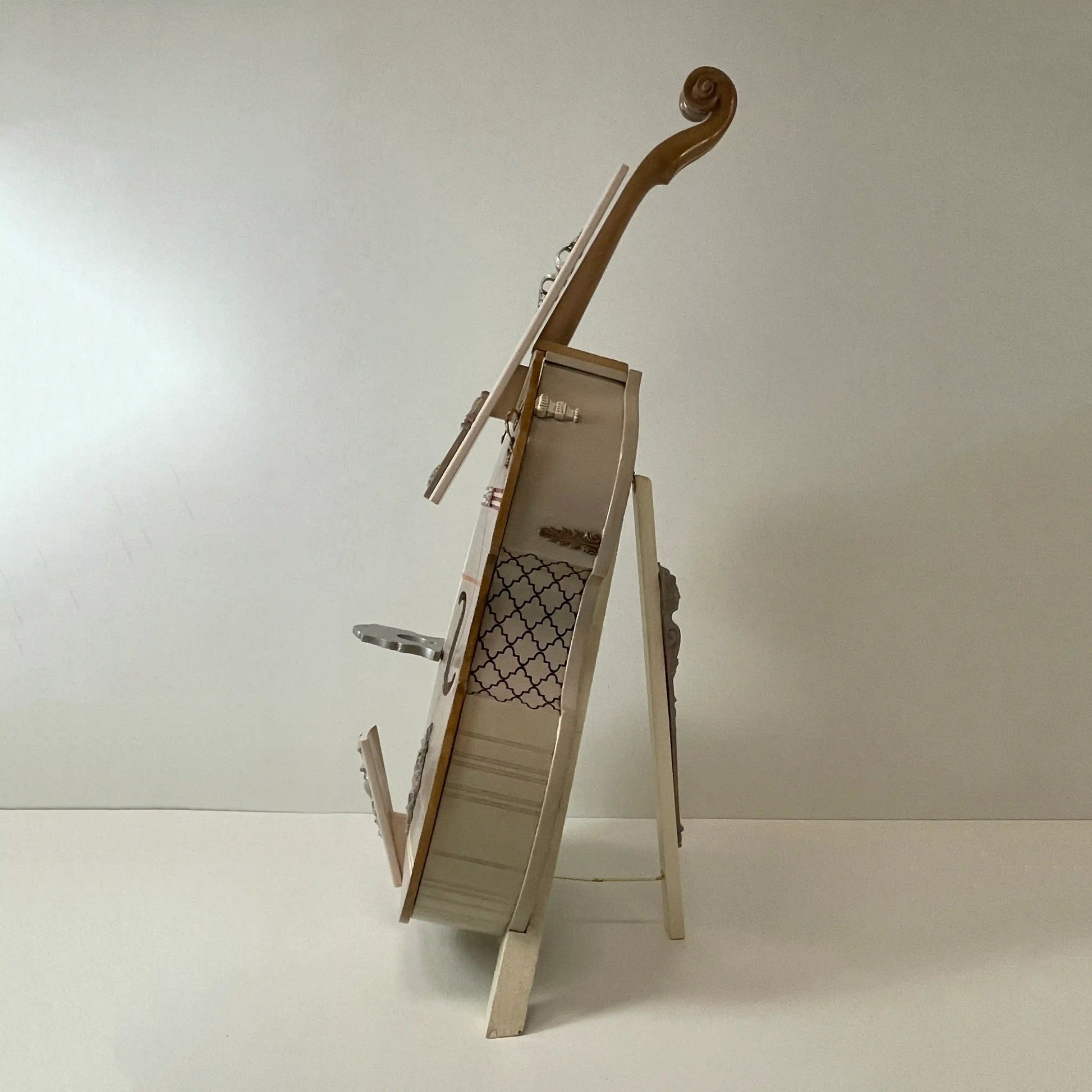 detalle decorativo mueble contrabajo artesanal