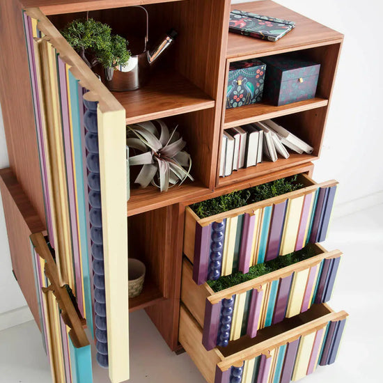 detalle del mueble auxiliar reina con decoración interior