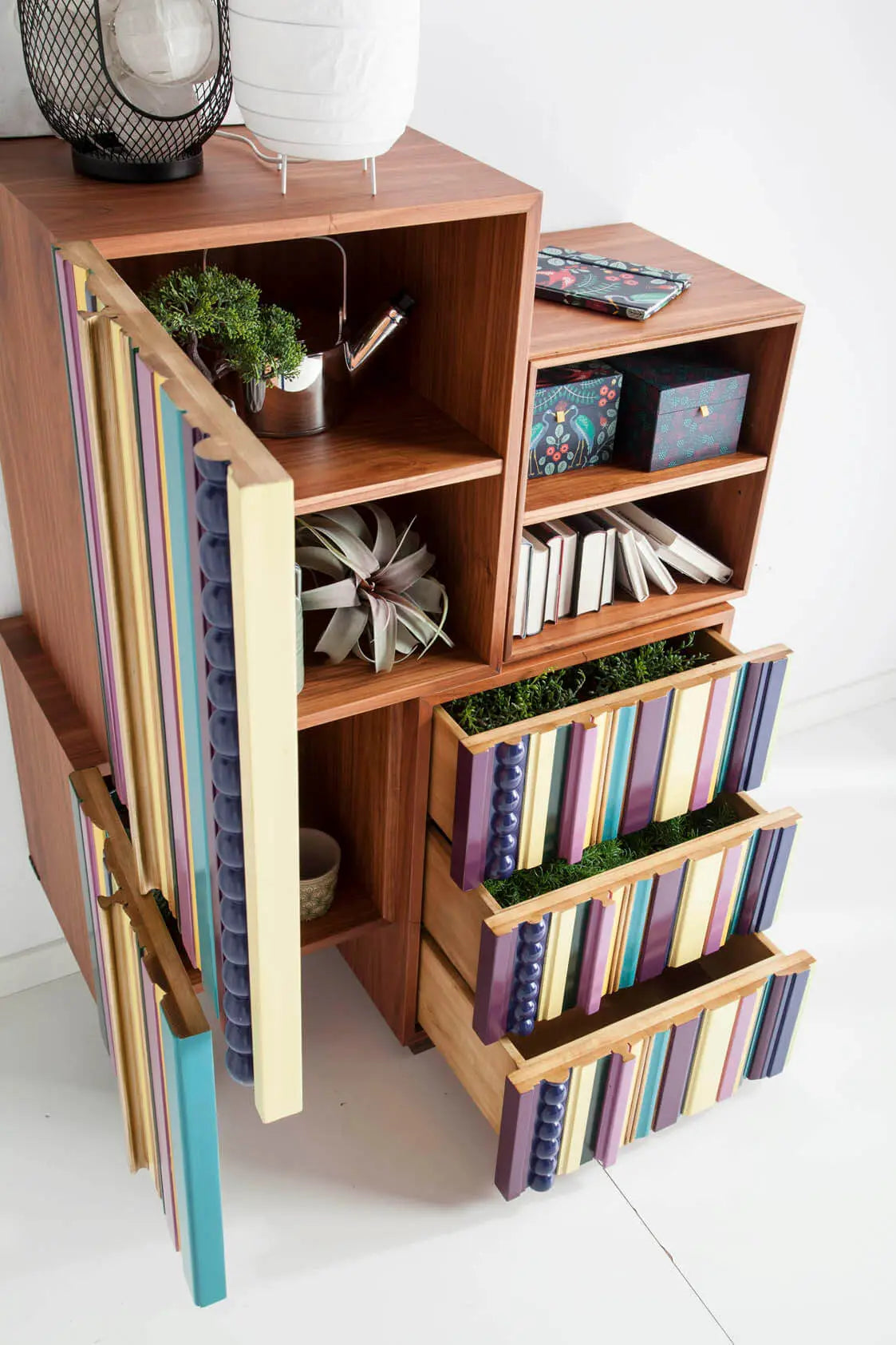 detalle del mueble auxiliar reina con decoración interior