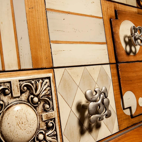 Detalle del frente geométrico de la Entrada Cibeles con madera, tonos claros y tiradores ornamentales